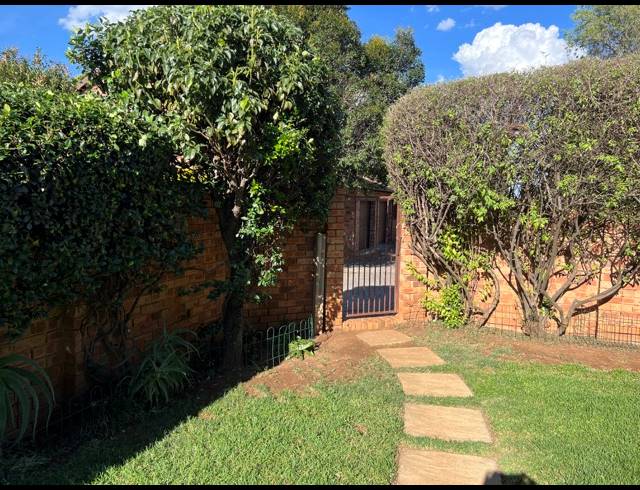 4 BEDROOM TOWNHOUSE FOR SALE IN SUNDOWNER